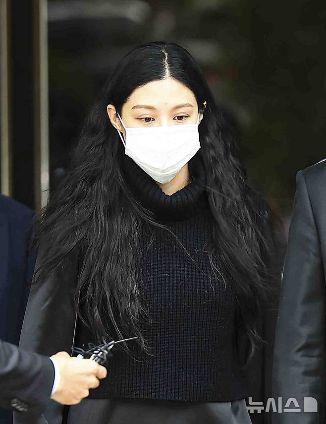 [서울=뉴시스] 김근수 기자 = 조국혁신당 조국 전 대표의 딸 조민이 23일 서울 서초구 서울중앙지방법원에서 열린 허위작성공문서행사, 업무방해, 위계공무집행방해 혐의 관련 2심 선고 공판에서 벌금 1천만원을 선고받은 후 법원을 나서고 있다. 2025.04.23. ks@newsis.com