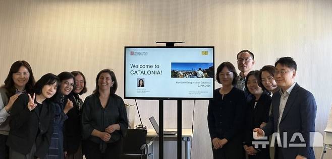 [전주=뉴시스] 전북특별자치도가 한-스페인 수교 75주년을 맞아 바르셀로나에서 개최되는 한국문화주간에 전북 관광 홍보와 관광 100선 기념품 전시회를 개최했다. (사진= 전북자치도의회 제공) *재판매 및 DB 금지