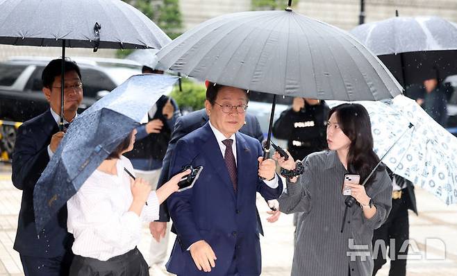 [서울=뉴시스] 김선웅 기자 = 이재명 제21대 대통령 선거 더불어민주당 경선 후보가 22일 서울 서초구 서울 서초구 서울중앙지법에서 열린 대장동 배임 및 성남FC 뇌물 의혹 사건 75차 공판에 출석하고 있다. 2025.04.22. mangusta@newsis.com