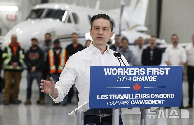 [위니펙=AP/뉴시스] 피에르 포일리에브르 캐나다 보수당 대표가 지난달 29일 매니토바주 위니펙에서 기자회견을 하는 모습. 2025.04.23.