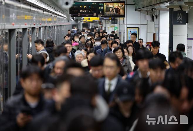 [서울=뉴시스] 황준선 기자 = 지하철 출근길이 시민들로 혼잡한 모습을 보이고 있다. 2024.11.25. hwang@newsis.com