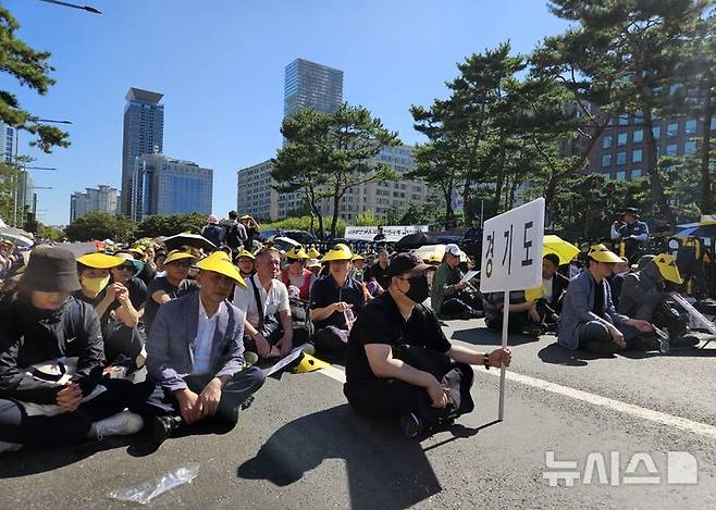 [서울=뉴시스] 지난해 9월 24일 전국에서 모인 시각장애인 단체가 고(故) 장성일씨의 죽음을 추모하며 장애인 활동 지원과 관련한 법 개정을 촉구하는 모습. 2024.09.24. photo@newsis.com