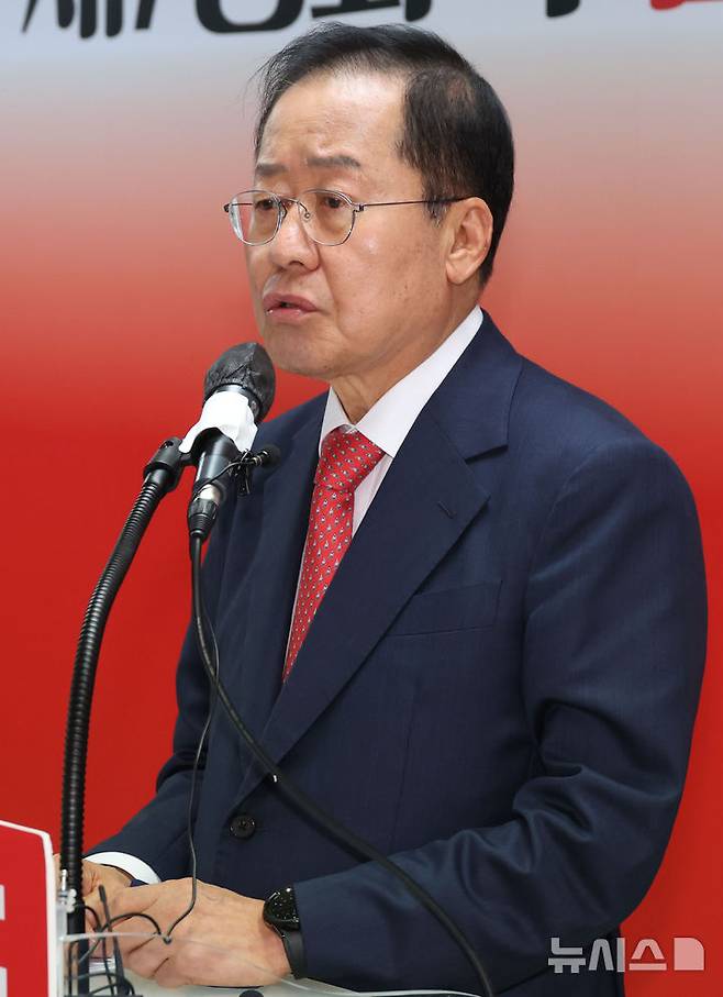 [서울=뉴시스] 조성봉 기자 = 홍준표 제21대 대통령 선거 국민의힘 경선 후보가  23일 서울 여의도 캠프 사무실에서 열린 국민통합 관련 선진대국시대 비전발표회에서 발언을 하고 있다. 2025.04.23.suncho21@newsis.com