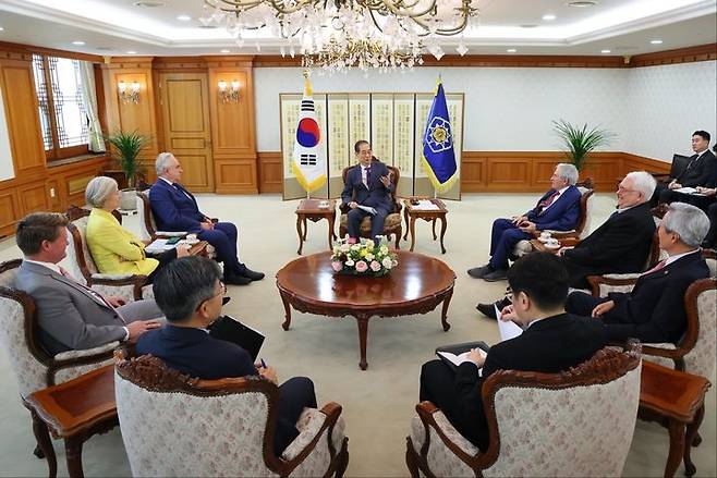 [서울=뉴시스] 최진석 기자 = 한덕수 대통령 권한대행 국무총리가 23일 정부서울청사에서 커트 캠벨 아시아 그룹 이사장 등의 미국 학계·전직 인사 대표단을 접견하고 있다. (사진=국무총리실 제공) 2025.04.23. photo@newsis.com *재판매 및 DB 금지