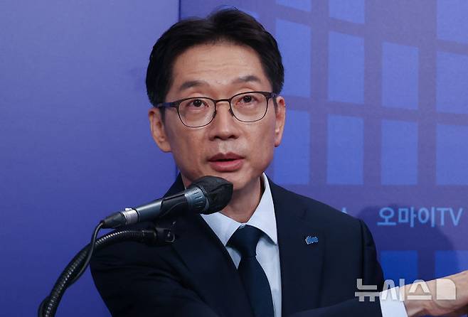 [서울=뉴시스] 국회사진기자단 = 김경수 제21대 대통령 선거 더불어민주당 경선 후보가 23일 서울 여의도 오마이TV 스튜디오에서 열린 오마이TV 초청 토론회에서 발언을 하고 있다. 2025.04.23. photo@newsis.com