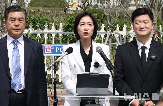 [서울=뉴시스] 조성봉 기자 = 허은아 전 개혁신당 대표가 23일 오전 서울 여의도 국회 앞에서 열린 탈당 및 무소속 대선 출마 선언 기자회견에서 발언을 하고 있다. 2025.04.23. suncho21@newsis.com