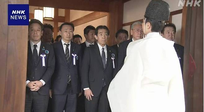 [서울=뉴시스] 일본 초당파 의원연맹 소속 국회의원들이 22일 도쿄 야스쿠니 신사 참배를 하기 위해 들어오고 있다.(사진=일본 NHK 갈무리) *DB 및 재판매 금지 2025.04.22 photo@newsis.com *재판매 및 DB 금지