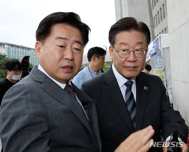 [서울=뉴시스] 고범준 기자 = 이재명 더불어민주당 대표가 26일 오후 서울 여의도 국회 본청 앞에서 후쿠시마 오염수 방류 저지를 위한 단식농성장 방문을 마치고 오영훈 제주특별자치도지사와 대화를 나누고 있다. 2023.06.26. bjko@newsis.com