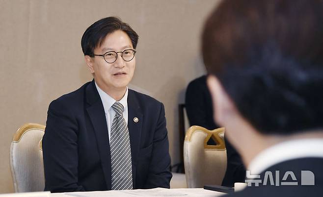 [세종=뉴시스] 김범석 기획재정부 1차관은 23일 서울 종로구 정부서울청사에서 '원스톱 관세대응 지원본부' 1차 회의를 주재하고 수출기업 지원을 위한 운영 방안과 향후 협업 방향을 논의했다. (사진=기재부 제공) 2025.04.23. photo@newsis.com