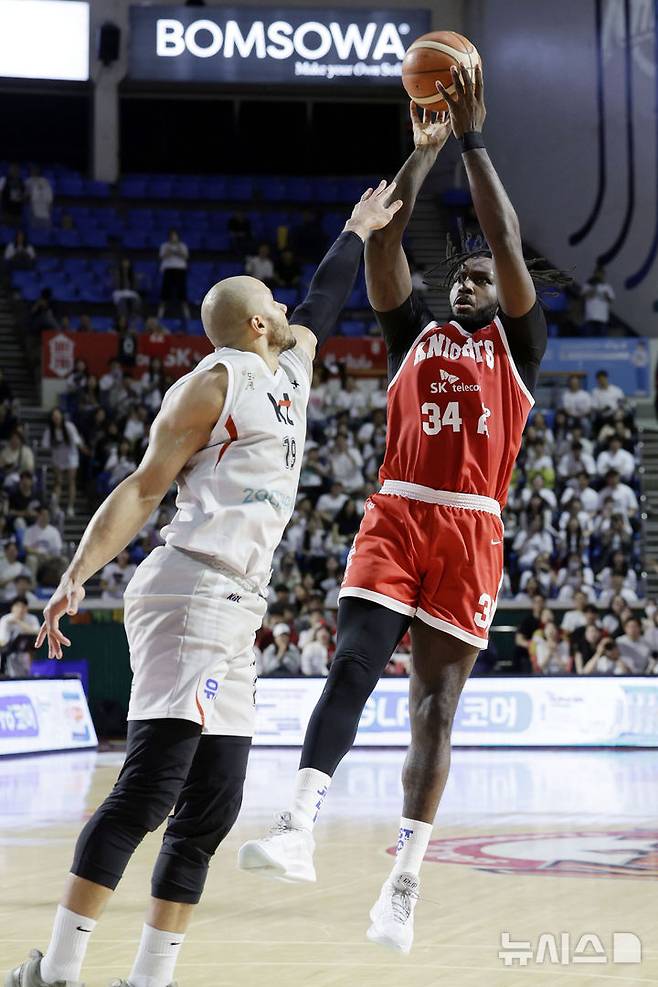 [서울=뉴시스] 최동준 기자 = 23일 서울 송파구 잠실학생체육관에서 열린 2024-2025 KBL 4강 플레이오프 수원 KT 소닉붐과 서울 SK 나이츠의 경기, SK 자밀 워니가 슛을 시도하고 있다. 2025.04.23. photocdj@newsis.com