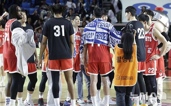 [서울=뉴시스] 최동준 기자 = 23일 서울 송파구 잠실학생체육관에서 열린 2024-2025 KBL 4강 플레이오프 수원 KT 소닉붐과 서울 SK 나이츠의 경기, 65-61로 승리한 SK 선수들이 자축하고 있다. 2025.04.23. photocdj@newsis.com