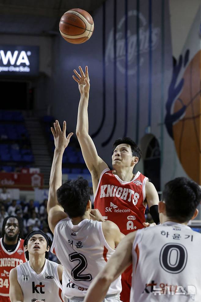 [서울=뉴시스] 최동준 기자 = 23일 서울 송파구 잠실학생체육관에서 열린 2024-2025 KBL 4강 플레이오프 수원 KT 소닉붐과 서울 SK 나이츠의 경기, SK 김선형이 슛을 시도하고 있다. 2025.04.23. photocdj@newsis.com