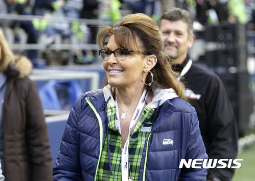【시애틀(미 워싱턴주)=AP/뉴시스】자료사진으로 세라 페일린 전 알래스카 주지사가 2016년 12월 시애틀에서 프로 미식축구(NFL) 경기를 보기 위해 경기장에 들어서고 있다. 2017.8.30