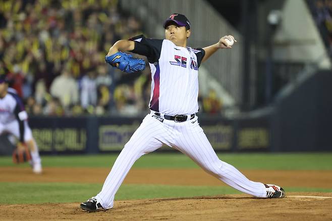 [서울=뉴시스] 프로야구 LG 트윈스 송승기가 지난 4일 잠실구장에서 열린 2025 신한 쏠뱅크 KBO리그 KIA 타이거즈와의 경기에 선발 등판해 공을 던지고 있다. (사진=LG 트윈스 제공) 2025.04.23. *재판매 및 DB 금지