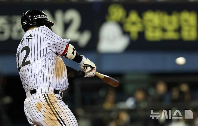 [서울=뉴시스] 고범준 기자 = 지난 16일 서울 송파구 잠실야구장에서 열린 2025 KBO리그 삼성 라이온즈와 LG 트윈스의 경기, 4회말 1사 1,2루 LG 김현수가 1타점 안타를 치고 있다. 2025.04.16. bjko@newsis.com