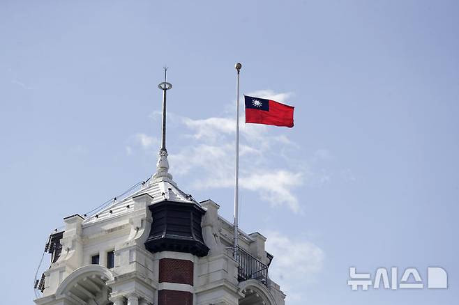 [타이베이=AP/뉴시스] 대만 라이칭더 총통이 지난 21일(현지 시간) 선종한 프란치스코 교황 장례식에 참석하지 않는다. 22일 타이베이 총통부에 조기가 게양된 모습. 2025.04.23