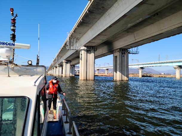 공동연구진이 낙동강 하구역 선상조사하고 있다. 한양대 신경훈 교수  제공