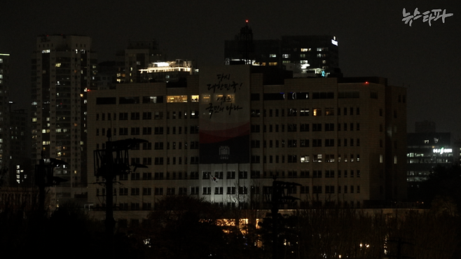 2024년 12월 3일 비상계엄 선포 전 대통령실에 모인 국무위원들의 '5분 회의'는 국무회의라 부를 수 없는 수준이었다. 안건 설명이나 토의 절차가 전혀 없었다. 윤석열이 애초에 국무회의 없이 계엄을 선포하려 했던 것 아니냐는 지적이 나온다.&nbsp;