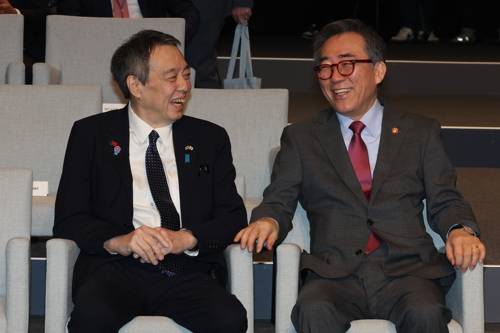 대화하는 조태열 장관과 미즈시마 주한일본대사 대화하는 조태열 장관과 미즈시마 주한일본대사     (서울=연합뉴스) 서명곤 기자 = 23일 서울 용산구 그랜드 하얏트 서울에서 아산정책연구원 주최로 열린 '아산플래넘 2025'에서 조태열 외교부 장관과 미즈시마 고이치 주한일본대사가 대화하고 있다. 2025.4.22     seephoto@yna.co.kr (끝)   <저작권자(c) 연합뉴스, 무단 전재-재배포, AI 학습 및 활용 금지>