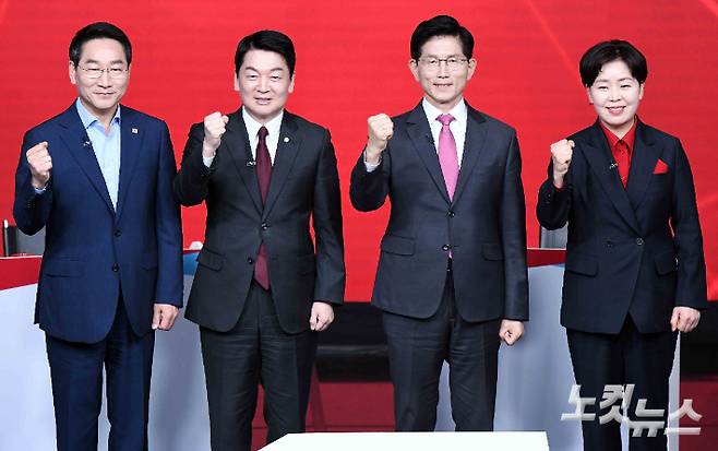 19일 서울 강서구 ASSA 아트홀에서 열린 국민의힘 대선 경선 후보 조별 토론회에서 유정복(왼쪽부터), 안철수, 김문수, 양향자 후보가 기념 촬영을 하고 있다. 박종민 기자