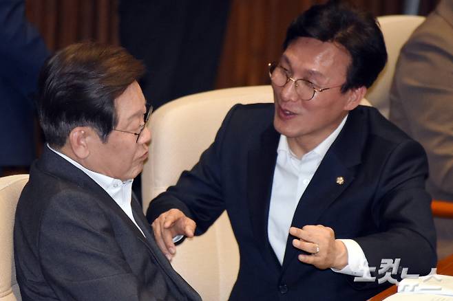17일 서울 여의도 국회에서 열린 제424회 국회(임시회) 제5차 본회의에서 더불어민주당 이재명 전 대표와 김민석 최고위원이 대화를 하고 있다. 윤창원 기자