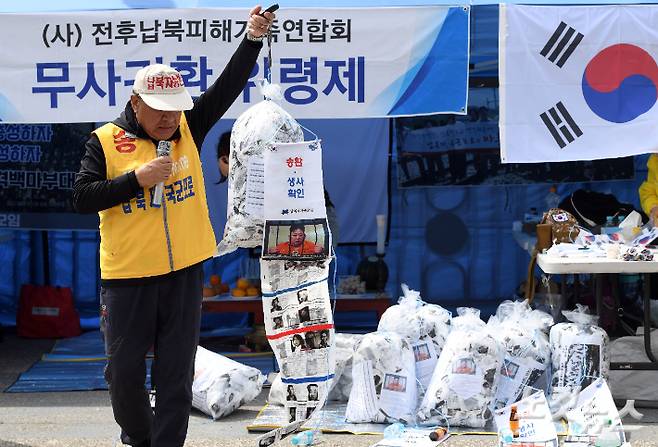 대북전단 살포를 예고한 납북피해가족연합회 최성룡 대표가 23일 오전 경기 파주 임진각 입구에서 대북전단 풍선의 무게를 재고 있다. 황진환 기자
