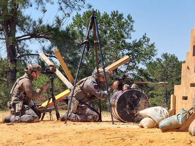 육군 1군단 특공연대 저격수팀은 4일부터 10일까지 미 조지아주 포트무어에서 개최된 '2025년 미 국제 저격수대회'에 참가해 '국제부문 1위'의 우수한 성적을 거두었다. 지난 2001년 시작되어 올해로 25회를 맞은 저격수대회는 세계 각국에서 선발된 최고의 저격수들이 모여 실력을 겨루는 권위있는 대회다. 사진은 1군단 특공연대 저격수팀 장제욱 중사(사수)와 박대운 상사(관측수)가 타켓을 저격하고 있는 모습이다. 육군 제공