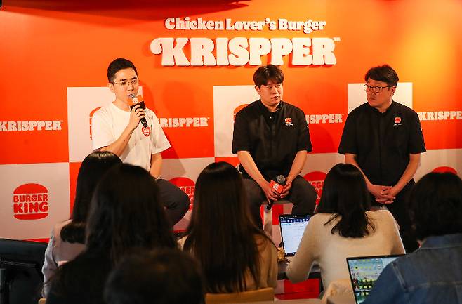 버거킹 마케팅본부 이성하 CMO와 제품개발팀 추연경 과장, 이성재 팀장(좌측부터)이 미디어의 질문에 답변하며 브랜드 전략과 신메뉴 개발 배경에 대해 설명하고 있다. 버거킹 제공