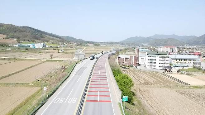 국도 3호선에 설치된 미끄럼방지구간. 충주경찰서 제공