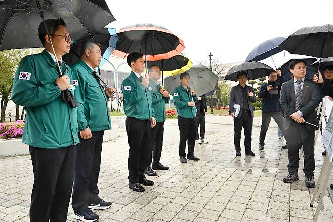 부산시의회 건설교통위원회가 최근 부산에서 잇따라 일어나는 안전사고에 대해 현장점검을 하고 있다. 부산시의회 제공