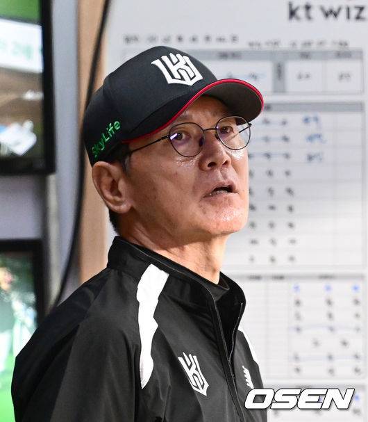 [OSEN=수원, 김성락 기자] 22일 오후 수원 KT위즈파크에서 ‘2025 신한 SOL Bank KBO리그’ KT 위즈와 SSG 랜더스의 경기가 열렸다.홈팀 KT는 오원석, 원정팀 SSG는 김광현을 선발로 내세웠다. 8회말 KT 이강철 감독이 경기를 지켜보고 있다. 2025.04.22 /