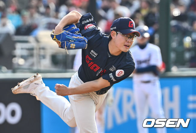 [OSEN=부산, 이석우 기자] 13일 부산 사직야구장에서 2025 신한 SOL 뱅크 KBO 리그 롯데 자이언츠와 NC 다이노스의 경기가 열렸다. 주말 3연전 동안 NC 다이노스가 창원NC파크 대신 사직야구장을 홈구장으로 사용한다. 홈팀 NC는 이용찬, 방문팀 롯데는 김진욱이 선발 출전했다.롯데 자이언츠 송재영이 역투하고 있다. 2025.04.13 / foto0307@osen.co.kr