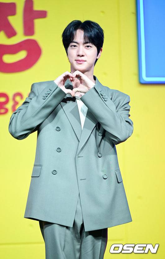 [OSEN=최규한 기자] 15일 오전 서울 JW 메리어트 동대문 스퀘어 서울에서 넷플릭스 '대환장 기안장' Part 2 ‘절찬리 영업중’ 기자간담회가 열렸다.'대환장 기안장'은 기안적 낭만이 가득한 울릉도 기안장에서 기안84, BTS 진, 지예은이 숙박객들과 펼치는 기상천외한 신개념 민박 버라이어티다.BTS 진이 포토타임을 하고 있다. 2025.04.15 / dreamer@osen.co.kr