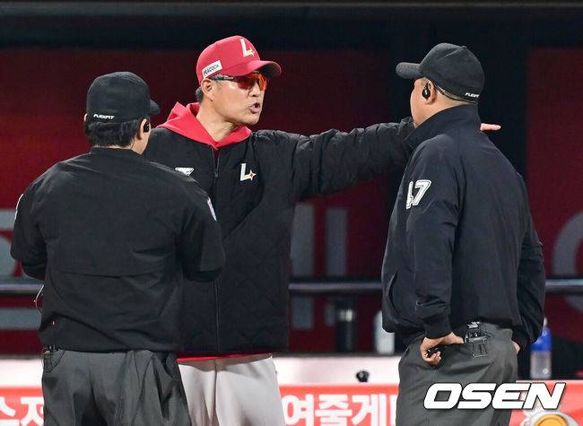 [OSEN=수원, 김성락 기자] 22일 오후 수원 KT위즈파크에서 ‘2025 신한 SOL Bank KBO리그’ KT 위즈와 SSG 랜더스의 경기가 열렸다.홈팀 KT는 오원석, 원정팀 SSG는 김광현을 선발로 내세웠다. 6회말 2사 1, 2루 KT 김민혁의 1타점 적시타 때 SSG 중견수 최지훈의 송구실책을 틈타 3루주자 로하스가 홈으로 내달려 득점을 올렸다. 이때 SSG 이숭용 감독이 KT 로하스와 최만호 3루코치와의 충돌에 관해 항의하고 있다. 2025.04.22 / ksl0919@osen.co.kr
