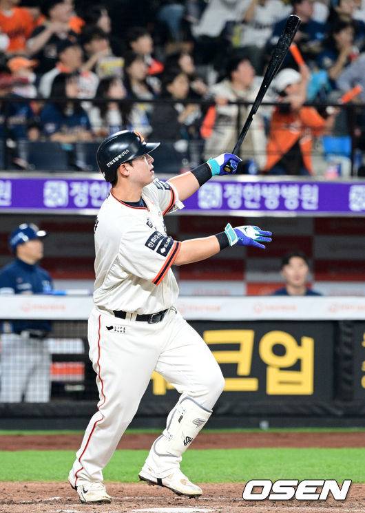 [OSEN=대전, 최규한 기자] 18일 오후 대전 한화생명 볼파크에서 ‘2025 신한 SOL Bank KBO리그’ 한화 이글스와 NC 다이노스의 경기가 열렸다.홈팀 한화는 엄상백, 방문팀 NC는 로건 앨런을 선발로 내세웠다.4회말 1사 주자없는 상황 한화 노시환이 달아나는 좌월 솔로포를 날리고 있다. 2025.04.18 / dreamer@osen.co.kr