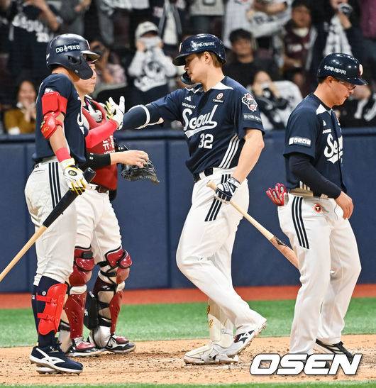 [OSEN=고척, 박준형 기자] 프로야구 키움 히어로즈가 투타 완벽한 조화를 이루며 2연패에서 벗어났다.&nbsp;키움은 22일 서울 고척스카이돔에서 열린 ‘2025 신한은행 SOL Bank KBO리그’ 두산 베어스와의 경기에서 5-4로 승리했다. 이날 승리로 2연패를 끊고 주중 3연전 기선 제압에 성공했다.&nbsp;9회초 두산 김재환이 솔로홈런을 날린뒤 홈을 밟고 있다. 2025.04.22 / soul1014@osen.co.kr