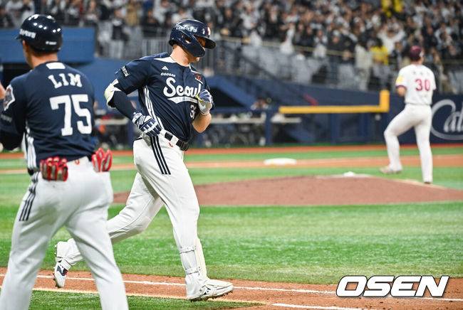 [OSEN=고척, 박준형 기자] 프로야구 키움 히어로즈가 투타 완벽한 조화를 이루며 2연패에서 벗어났다.&nbsp;키움은 22일 서울 고척스카이돔에서 열린 ‘2025 신한은행 SOL Bank KBO리그’ 두산 베어스와의 경기에서 5-4로 승리했다. 이날 승리로 2연패를 끊고 주중 3연전 기선 제압에 성공했다.&nbsp;9회초 두산 김재환이 솔로홈런을 날린뒤 베이스를 돌고 있다. 2025.04.22 / soul1014@osen.co.kr