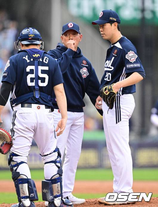[OSEN=잠실, 조은정 기자]12일 오후 서울 송파구 잠실야구장에서 ‘2025 신한 SOL Bank KBO리그’ LG 트윈스와 두산 베어스의 경기가 열린다.홈팀 LG는 치리노스, 방문팀 두산은 김유성을 선발로 내세웠다.4회말 1사 1,2루 두산 박정배 코치가 마운드에 올라 김유성과 대화를 나누고 있다. 2025.04.12 /cej@osen.co.kr