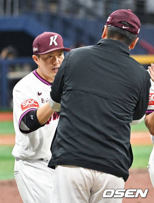 [OSEN=고척, 박준형 기자] 프로야구 키움 히어로즈가 투타 완벽한 조화를 이루며 2연패에서 벗어났다.&nbsp;키움은 22일 서울 고척스카이돔에서 열린 ‘2025 신한은행 SOL Bank KBO리그’ 두산 베어스와의 경기에서 5-4로 승리했다. 이날 승리로 2연패를 끊고 주중 3연전 기선 제압에 성공했다.&nbsp;경기종료 후 결승타 주인공 오선진이 홍원기 감독과 하이파이브를 하고 있다. 2025.04.22 / soul1014@osen.co.kr