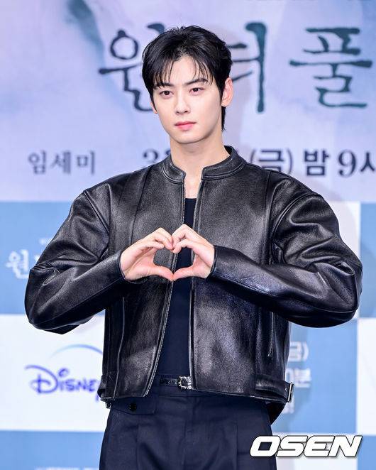 [OSEN=지형준 기자] 29일 오후 서울 상암동 MBC 골든마우스홀에서 새 금토드라마 ‘원더풀 월드’ 제작발표회가 열렸다.‘원더풀 월드는&nbsp;아들을 죽인 살인범을 직접 처단한 은수현(김남주 분)이 그날에 얽힌 미스터리한 비밀을 파헤쳐 가는 휴먼 미스터리 드라마.배우 차은우가 포토타임을 하고 있다. 2024.02.29 /jpnews@osen.co.kr