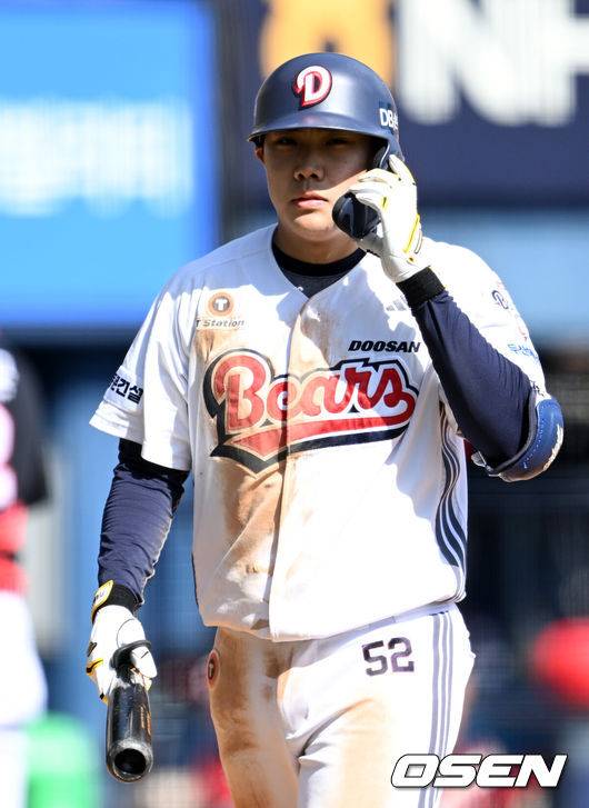 [OSEN=잠실, 이대선 기자] 20일 오후 서울 잠실야구장에서 2025 신한 SOL Bank KBO리그 두산 베어스와 KIA  타이거즈의 경기가 열렸다.두산은 잭로그, KIA는 네일을 선발 투수로 내세웠다.4회말 2사 1루에서 두산 박준순이 삼진으로 물러나고 있다. 2025.04.20