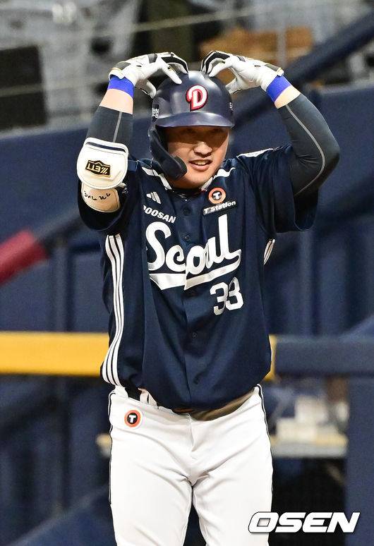 [OSEN=고척, 박준형 기자] 23일 오후 서울 고척스카이돔에서 ‘2025 신한 SOL BANK KBO리그’ 키움 히어로즈와 두산 베어스의 경기가 진행됐다.이날 키움은 김윤하를, 두산은 김유성을 선발투수로 내세웠다.5회초 2사 만루 두산 대타 김인태가 역전 2타점 적시타를 날리고 세리머니를 하고 있다 .    2025.04.23 / soul1014@osen.co.kr