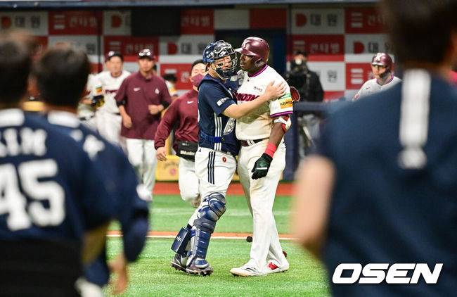 [OSEN=고척, 박준형 기자] 23일 오후 서울 고척스카이돔에서 ‘2025 신한 SOL BANK KBO리그’ 키움 히어로즈와 두산 베어스의 경기가 진행됐다.이날 키움은 김윤하를, 두산은 김유성을 선발투수로 내세웠다.4회말 벤치클리어링때 두산 양의지가 김유성의 높은 공에 깜짝 놀란 푸이그를 막아서고 있다.    2025.04.23 / soul1014@osen.co.kr