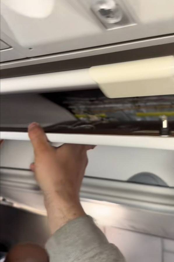 항공기 천장 마감재가 떨어져 내부가 보인다.&nbsp;&nbsp;뉴욕포스트·틱톡 캡처