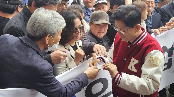 지난 20일 김문수(오른쪽) 국민의힘 대선 경선 후보가 대구 중구 서문시장을 찾아 상인들과 명함을 건네고 있다. 김덕용 기자&nbsp;
