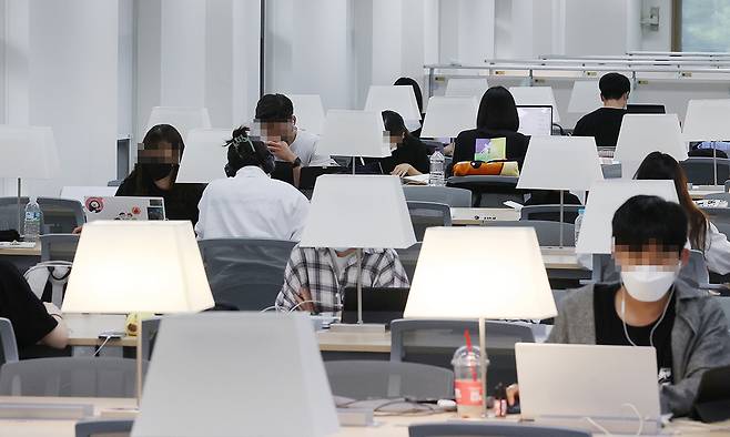 서울의 한 대학교 도서관 열람실에서 학생들이 공부를 하고 있다. 연합뉴스