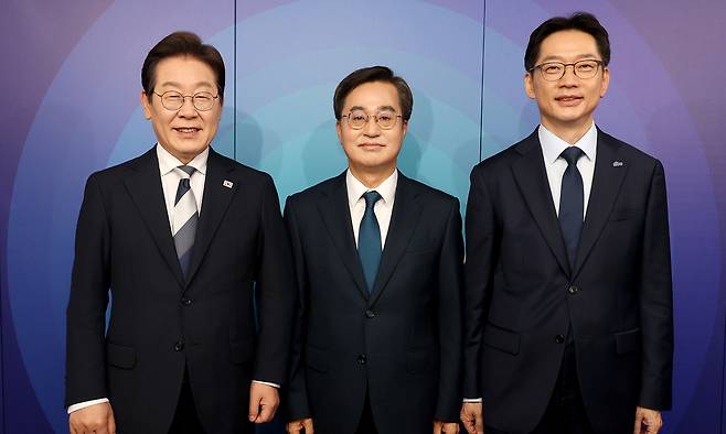 이재명(왼쪽부터), 김동연, 김경수 제21대 대통령 선거 더불어민주당 경선 후보가 23일 서울 여의도 오마이TV 스튜디오에서 열린 오마이TV 초청 토론회 시작에 앞서 기념촬영을 하고 있다. 뉴시스