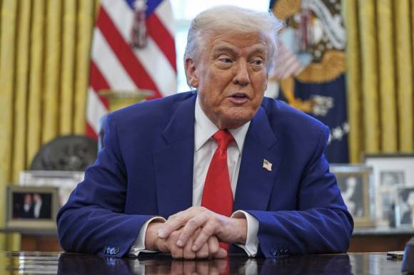 도널드 트럼프 미국 대통령이 9일(현지시간) 백악관 집무실에서 취재진 질문에 답변하고 있다. 워싱턴 AP 연합뉴스