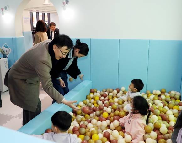 하승철(맨 왼쪽) 경남 하동군수가 하동공설시장에 조성한 공공형 키즈카페에서 아이들과 대화하고 있다. 하동군 제공