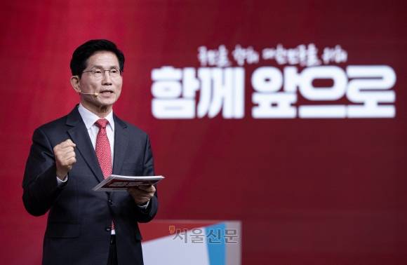 김문수 국민의힘 경선 후보가 지난 18일 오후 서울 강서구 ASSA아트홀에서 열린 국민의힘 ‘제21대 대통령후보자 1차 경선 비전대회’에서 비전을 발표하고 있다. 서울신문